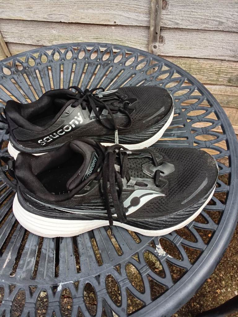 Saucony Hurricane 24 Women's running shoes Size 6/ 39 D (Wide)