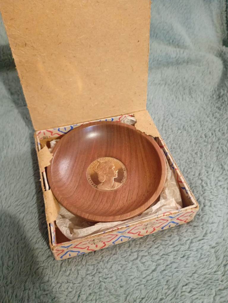 Vintage Wooden Trinket Dish with Queen Elizabeth Coin