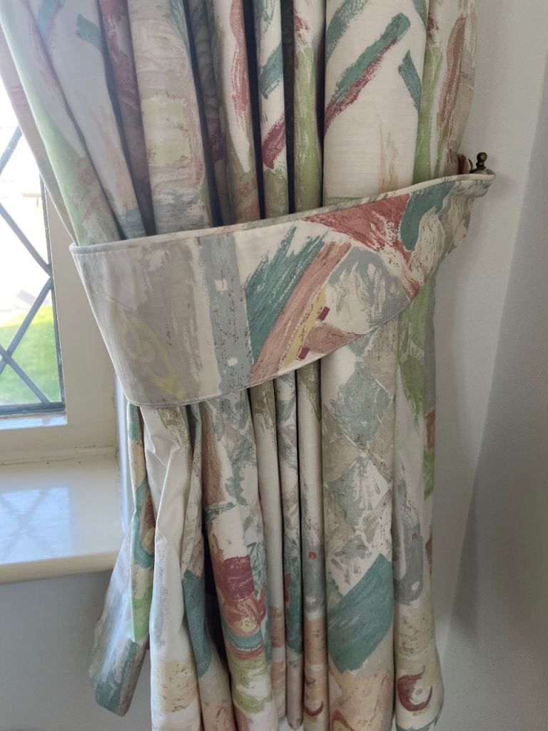Good Quality Curtains and Pelmet 