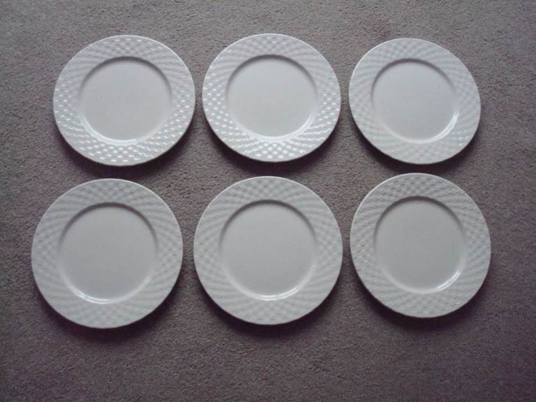 DINNER PLATES SET OF 6 IN WHITE COLOUR, AS NEW