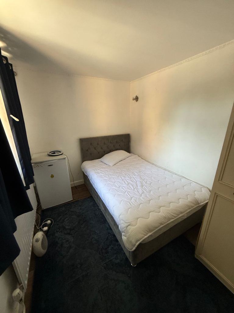 En-suite room in family home