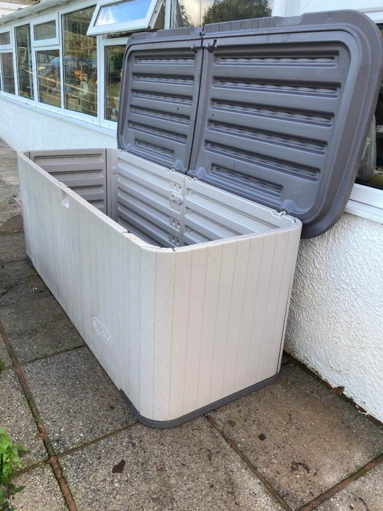MASSIVE SUNCAST OUTDOOR STORAGE BOX