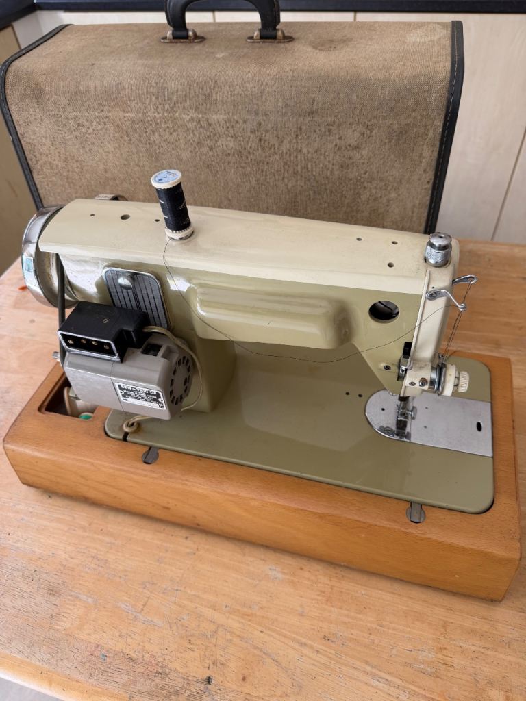 Crests vintage sewing machine 