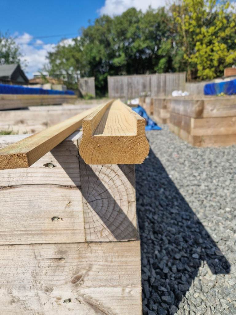 Decking balustrade rail
