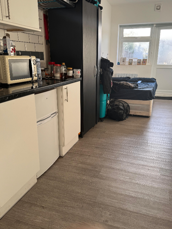 Seperate & Spacious Studio for Rent – CR4 2LW