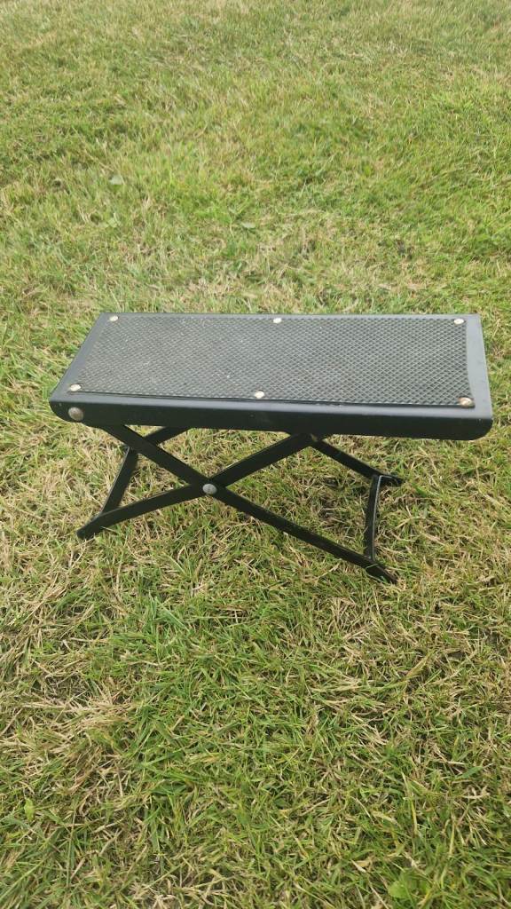 Guitar foot rest
