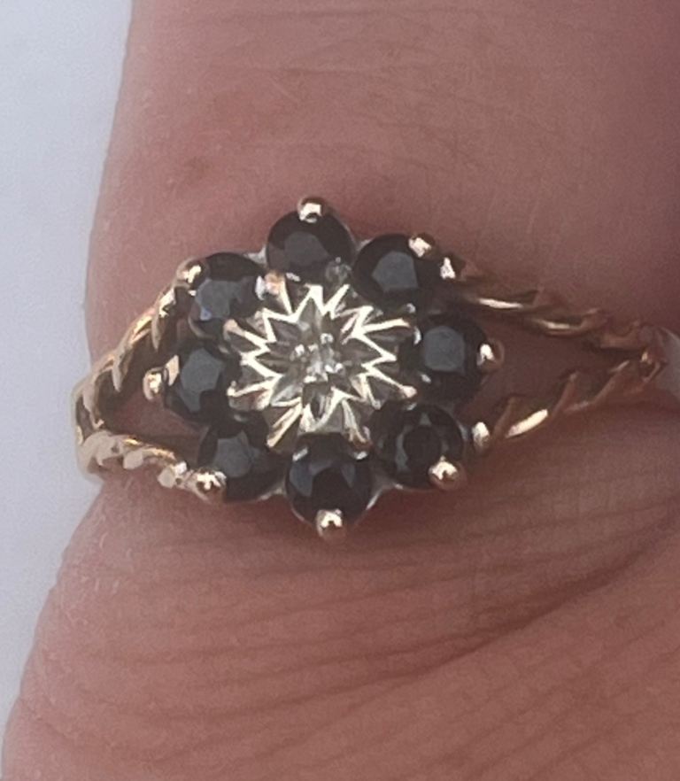 9ct Gold cluster style Ring with Sapphire stones and middle diamond – Good Condition