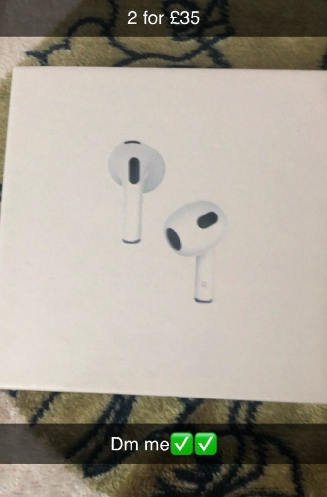 Apple AirPods wireless charging case