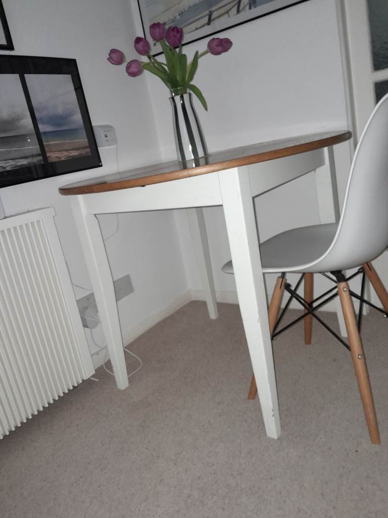 Round extending table 