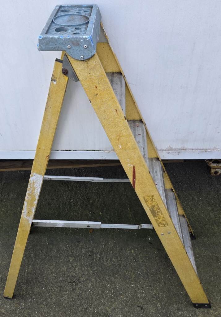 6 Tread fibreglass stepladder - unbranded - READ DESCRIPTION PLEASE.