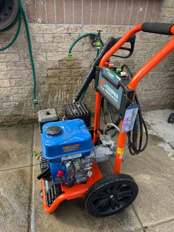 P3500PWA petrol engine pressure washer with nozzles and extended rods