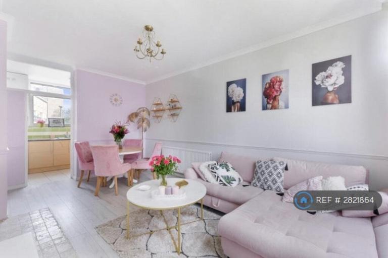 1 bedroom flat in Swanton Gardens, London, SW19 (1 bed) (#2821864)