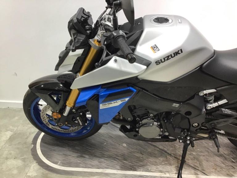 Suzuki GSX-S1000 2025 TFT model.