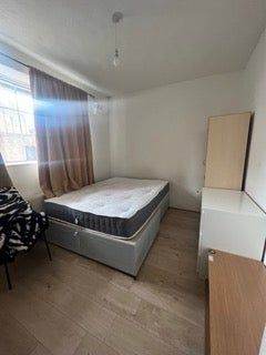 🚪 Convenient Central Shared Room - Close to Everything, Great Transport Links, Ready Shadwell🚄