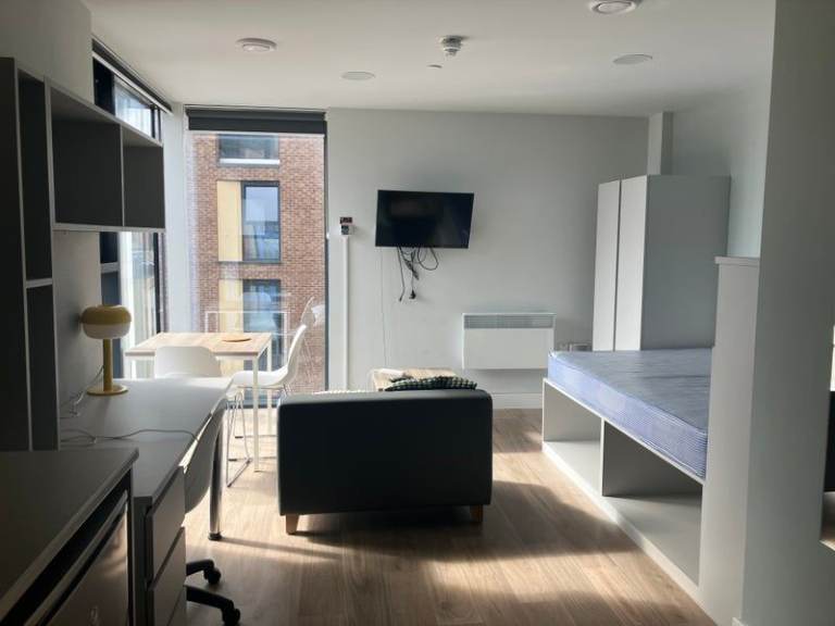 Bright Studio with Stunning Views & Great Location (STUDENTS ONLY)