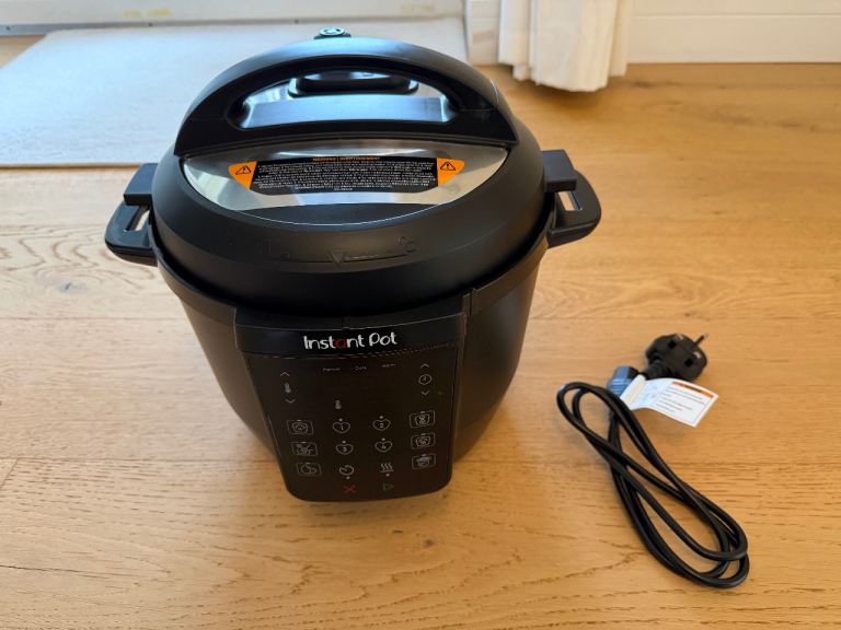 Like new: INSTANT POT CLASSIC 5.7L MULTI-COOKER BLACK PEPPER
