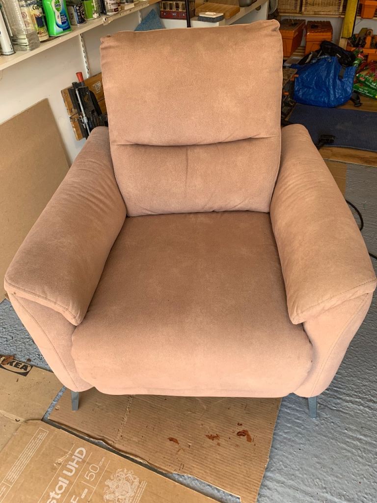 Electric recliner arm chair with usb connection / phone charging station 