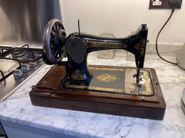 Manual Vintage SINGER sewing machine / really good condition / I can deliver 