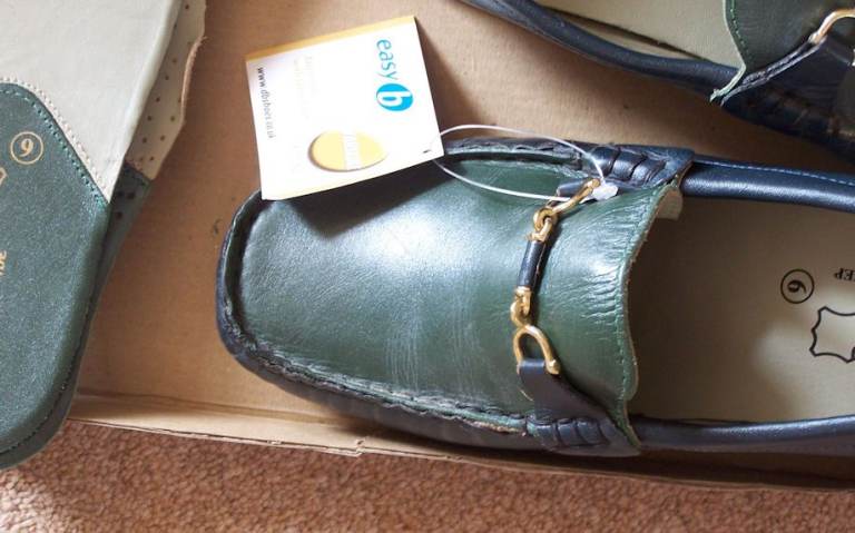 WOMENS WIDE FIT DA BELLA FLAT SHOES SIZE 6, NAVY WITH GREEN APRON, NEW IN BOX