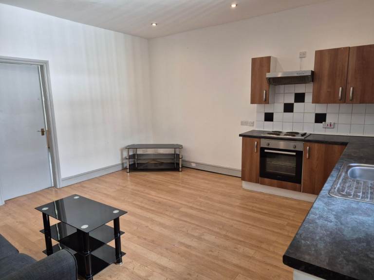 FLAT TO LET - MOORGATE STREET - BLACKBURN - £550 MONTH
