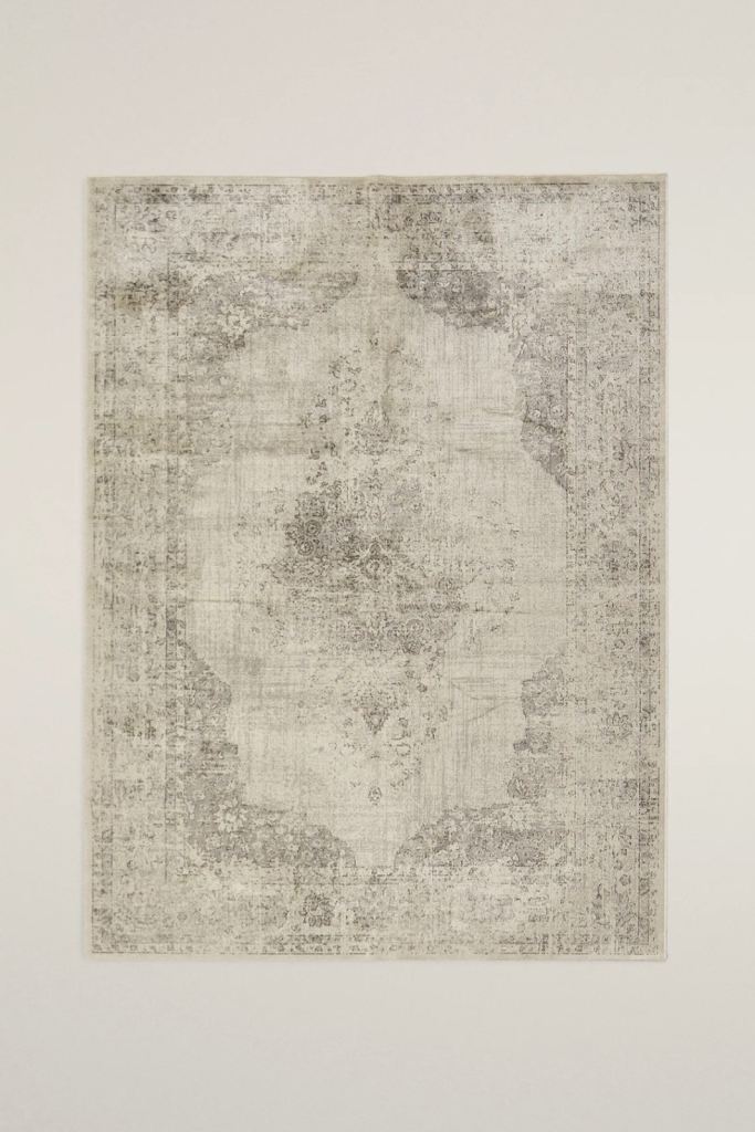 Viscose rug with a vintage design in light tones.