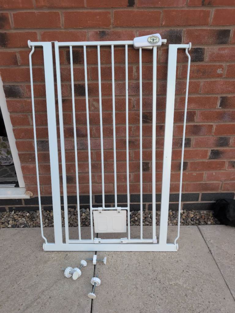 Baby Safety Gate with Pet Flap – White, Good Condition