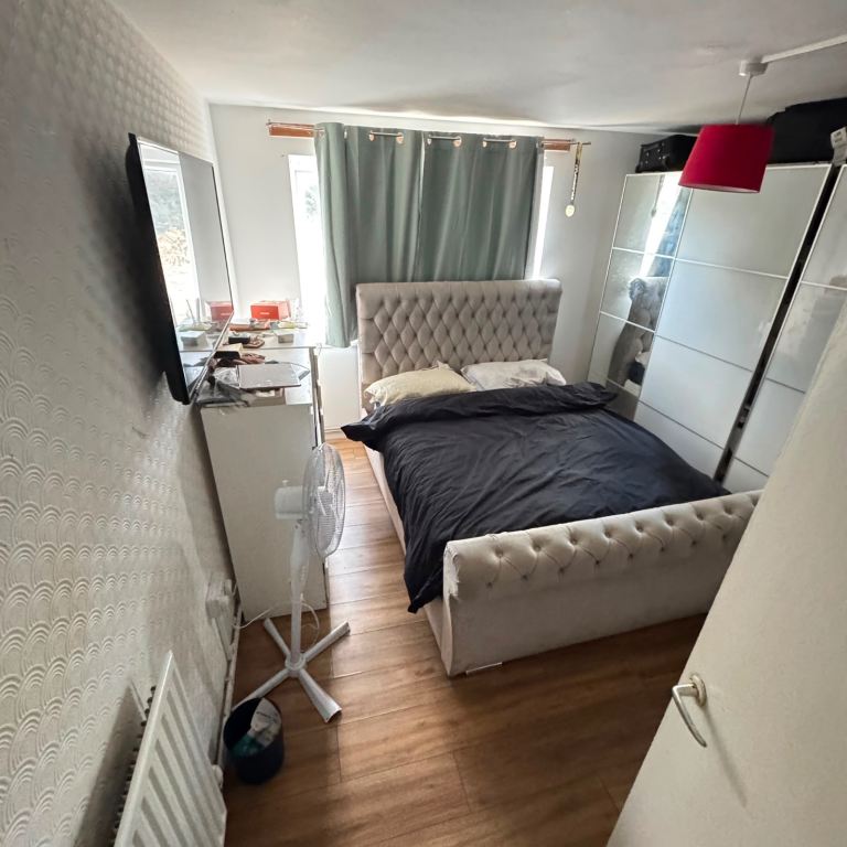 Rent 2 Double Rooms - East Crescent N11 3AU 