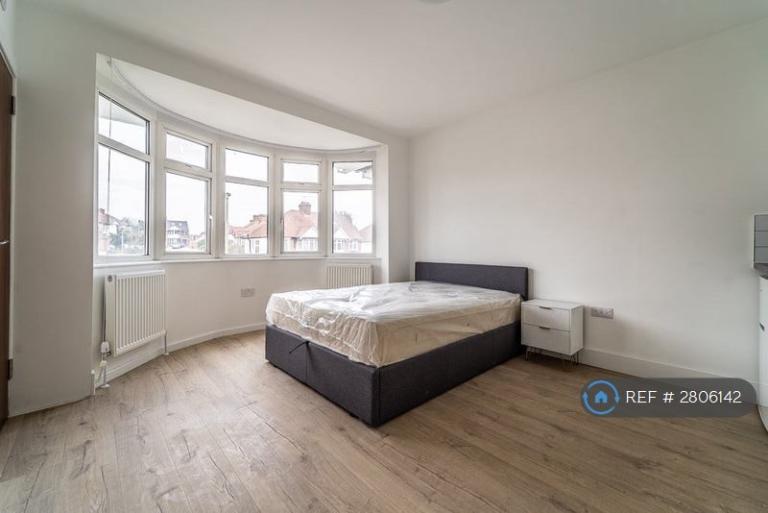 1 bedroom in Brook Avenue, Edgware, HA8 (#2806142)