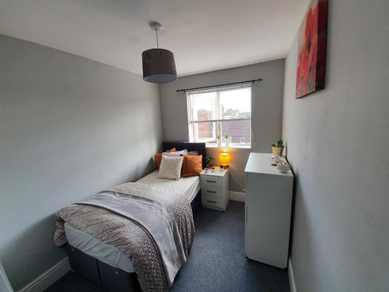 Immaculate condition 5 Bedrooms spacious *HMO* licence property in Chigwell -- Company Let Allowed