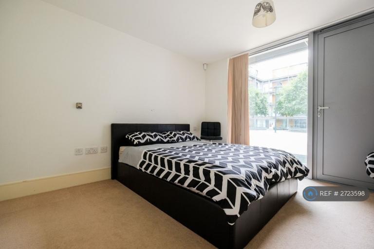 1 bedroom flat in Highbury Stadium Square, London, N5 (1 bed) (#2723598)
