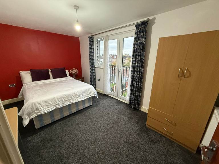 Stunning double room for rent with en suite, all bills included!