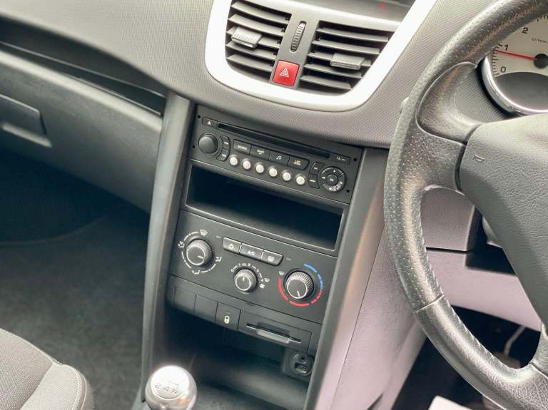 PEUGEOT 207 1.4 HDi Envy 2011