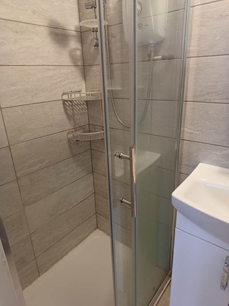  Spacious studio share in house near city centre