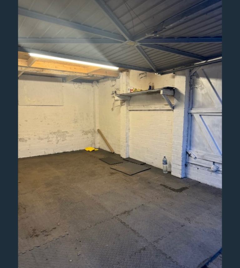 Garage to rent -  Northampton