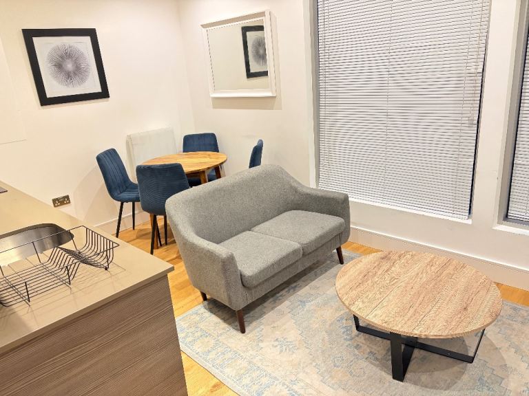 Modern Concierge Raised 1 Bed Flat Utility Open Plan Lounge VeryNearTubeBusShops