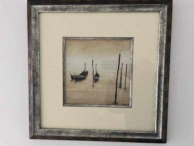 Matching pair of framed pictures 