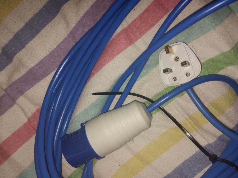 Huck up cables caravan 