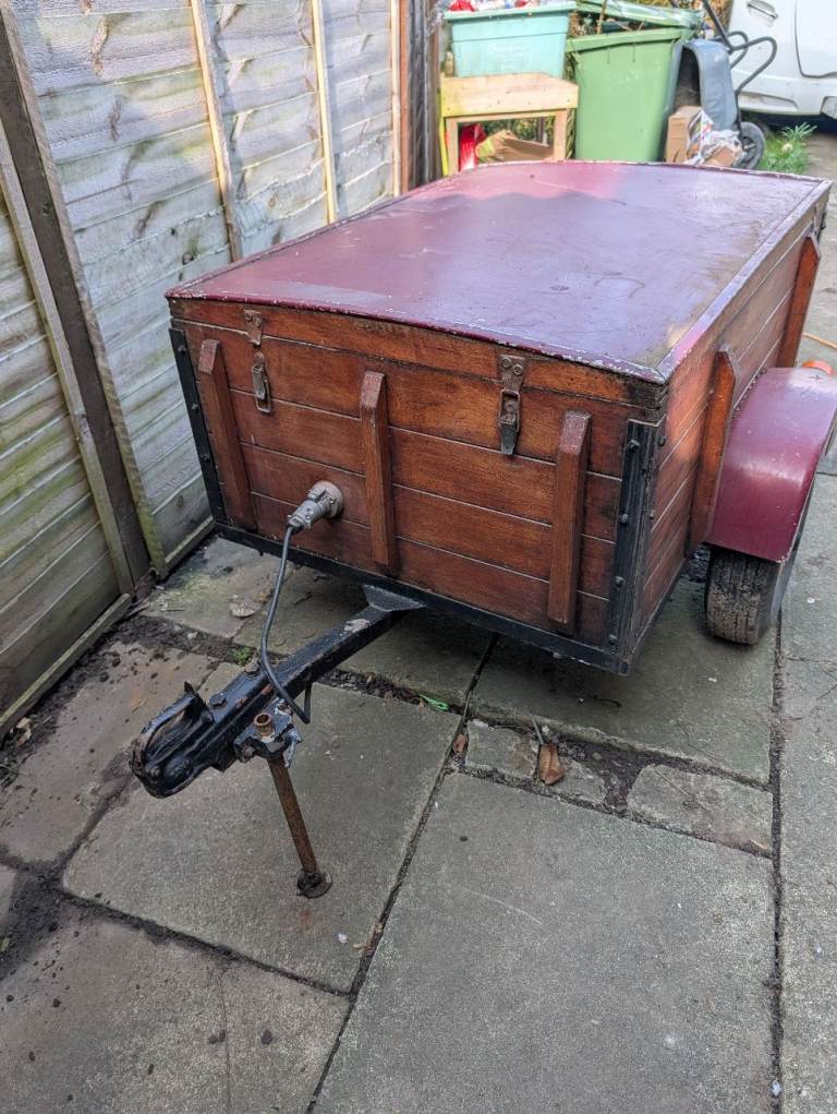 Vintage trailer with lid 