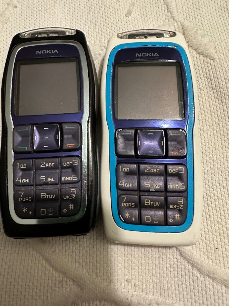 Two Nokia Mobile Phones 3220 ) - Spares or Repair