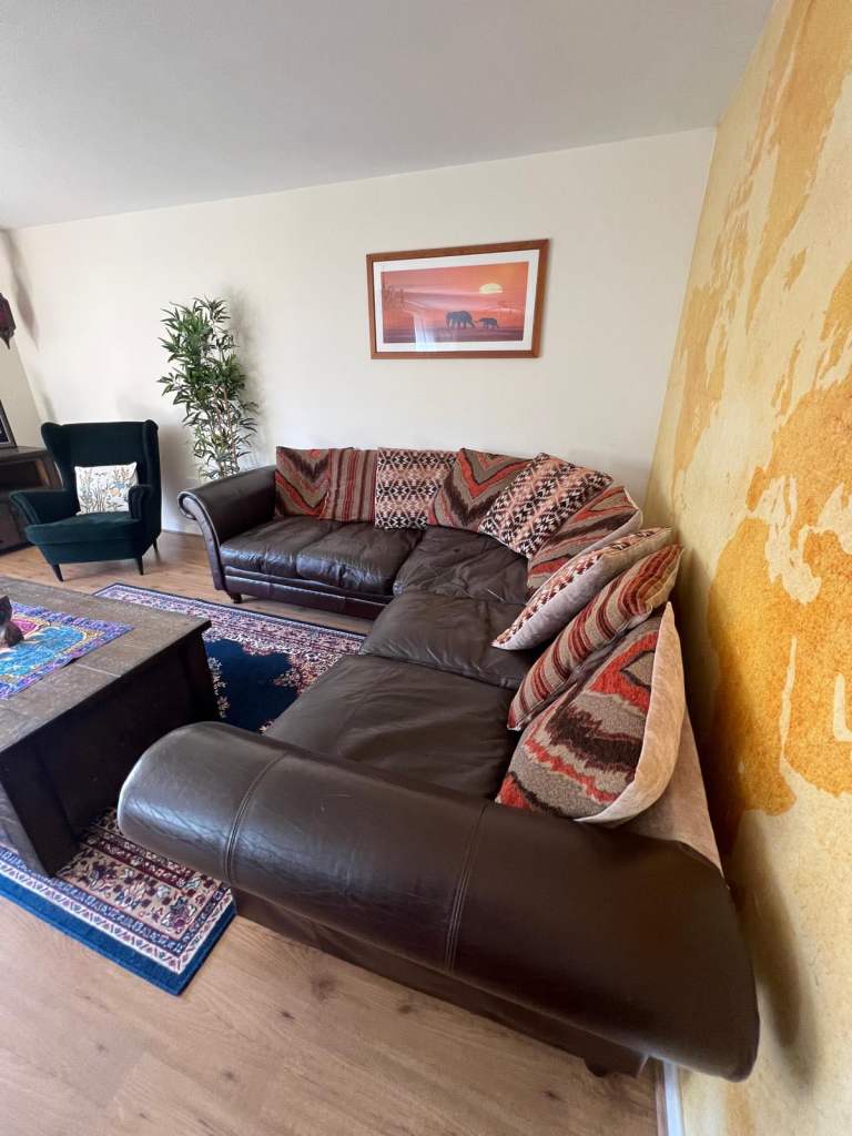 Beautiful leather corner sofa and cushions. *Poss delivery*