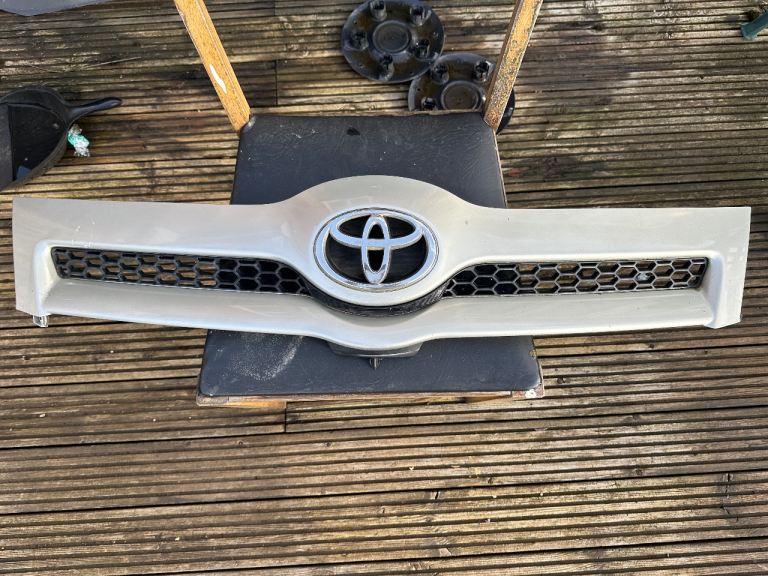 04-08 TOYOTA COROLLA VERSO FRONT BUMPER CENTRE GRILLE GENUINE 53111-0F020 SILVER
