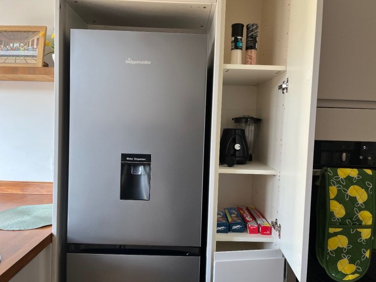 Hisense Fridge Freezer with Water Dispenser – As Good As New