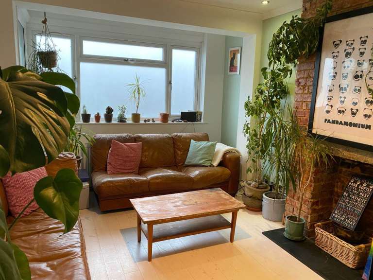 4 bed Terraced House with conservatory, parking and a big conversion, extension potential