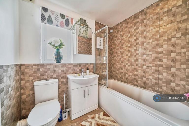 2 bedroom flat in Jack Clow Road, London, E15 (2 bed) (#3045542)