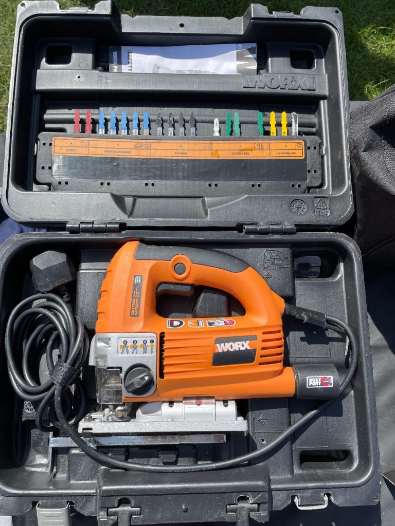 WORX jigsaw in good working order, comes with a variety of blades for different materials.