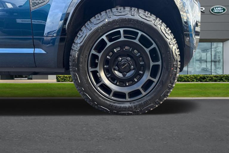 2025 Land Rover Defender 110 4.4 P635 V8 MHEV OCTA Auto 4WD Euro 6 (s/s) 5dr SUV Automatic