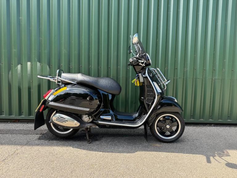 Vespa GTS 300 Super ABS Scooter 2017 Black 4400 Miles Front Rear Racks Screen