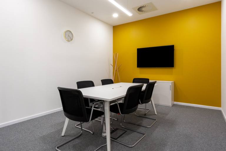 Guildford - GU2 8XG \ Office Space for Rent with 4 Desks