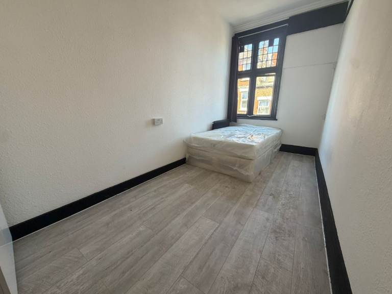 Furnished room to rent in - NW10