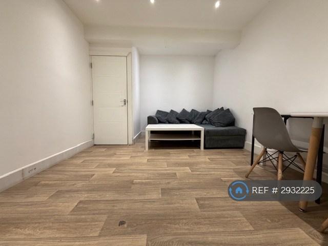 3 bedroom flat in Clarendon Road, Luton, LU2 (3 bed) (#2932225)